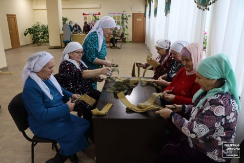 В селе Шали собирают помощь для бойцов и плетут маскировочные сети