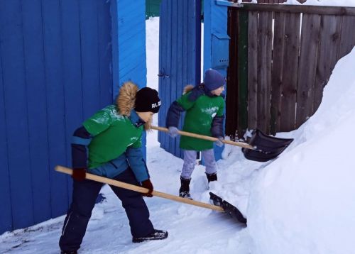 Пестречинские воспитанники приюта «Шатлык» помогли в уборке снега пожилым