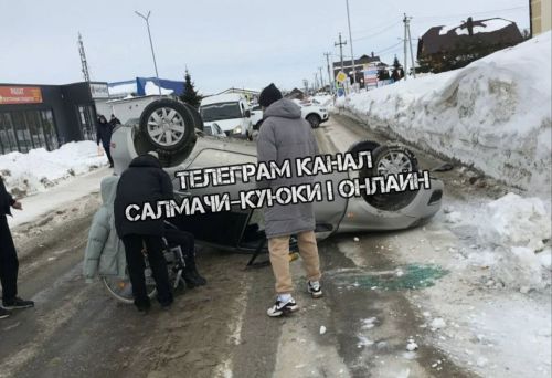 Водитель не справился с управлением, авто легло на крышу на дороге в Куюках