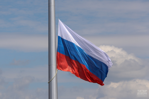 Образовательных учреждений обяжут размещать на зданиях российский флаг
