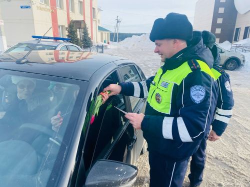 Сотрудники ГИБДД подарили пестречинским автоледи тюльпаны