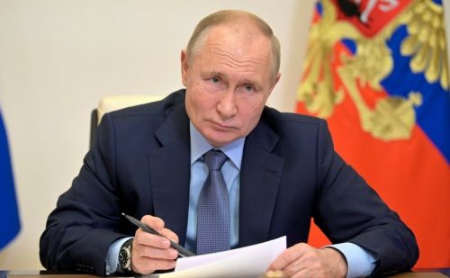 Путин подписал закон о получении семьями погибших участников СВО двух пенсий