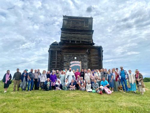 В старинном храме деревни Люткино состоялась Литургия
