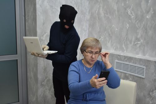 Мошенники предлагают пересчитать пенсию из-за неучтенного стажа работы