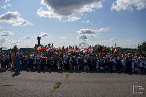 485 пестречинских учеников получили в подарок школьные принадлежности