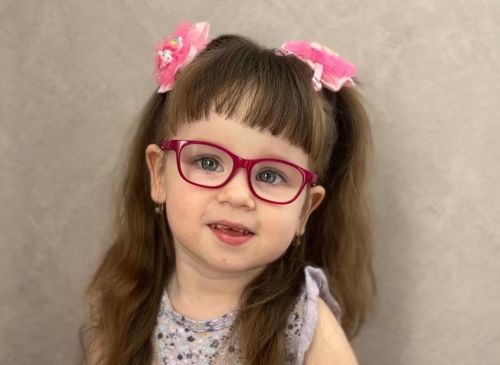 «У меня нет друзей, потому что я не умею ходить»: история 3-летней Жени из села Званка