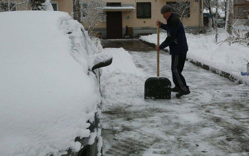 Куда пожаловаться на «каток» у подъезда