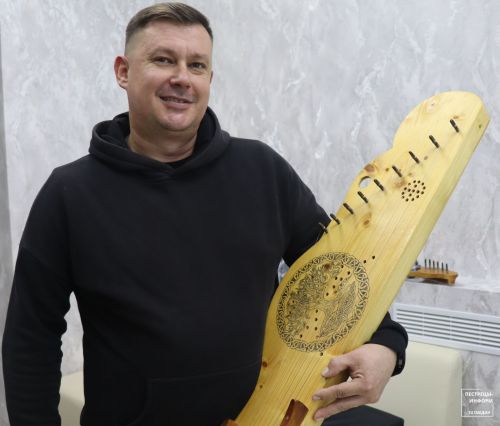 Пестречинец Дмитрий Давыдов сам изготавливает гусли, опираясь на внутреннее чутье