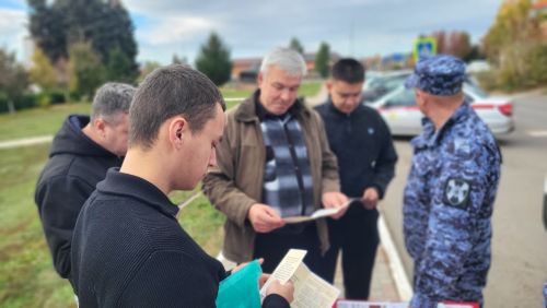 Служба в Росгвардии: агитавтобус с образцами оружия и экипировки приехал в Пестрецы