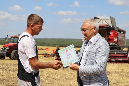 Раис Сулейманов поздравил работников агропромышленного комплекса