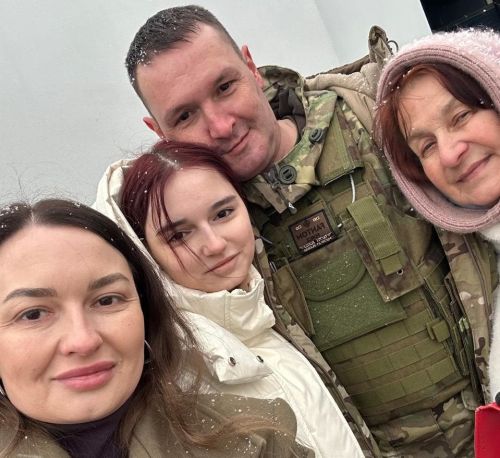 «Не зря в окопах сидим»: история участника СВО и его мамы, ставшей волонтером