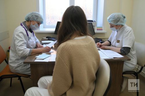 Окулист рассказала, что сон в линзах может привести к гипоксии и воспалению