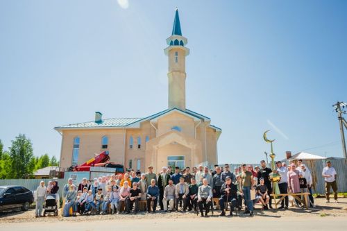 На минарет мечети «Фатыйма» в Куюках установили полумесяц