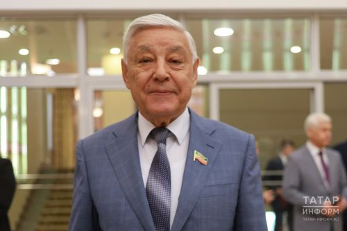 Мухаметшин поздравил жителей республики с Днем Государственного флага РФ