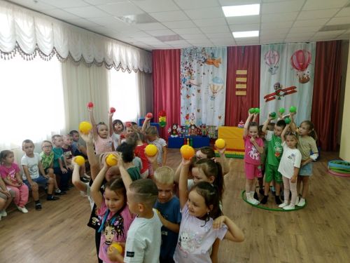 В детском саду «Каенкай» ярко отметили Международный день светофора