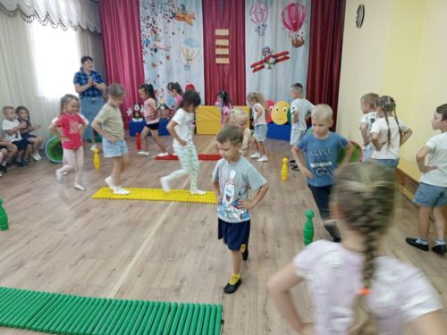 В детском саду «Каенкай» ярко отметили Международный день светофора