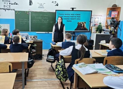 Иске Шигали авылы укытучысы мәктәптәге эшен уку һәм волонтерлык белән бергә алып бара