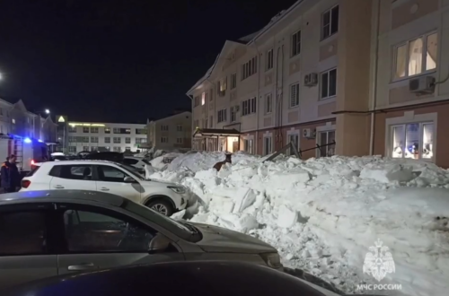 В Куюках с крыши трёхэтажного дома сошла снежная лавина