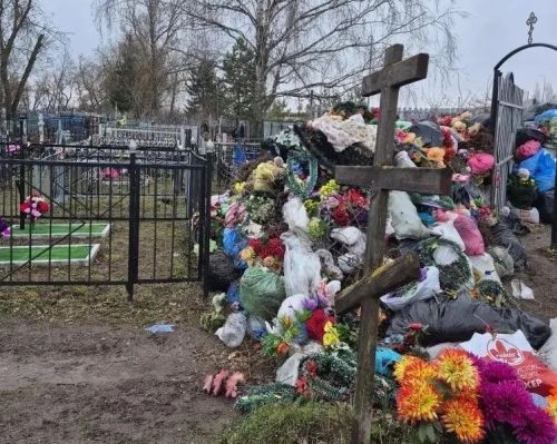 У входа на кладбище в Пестрецах скопился мусор