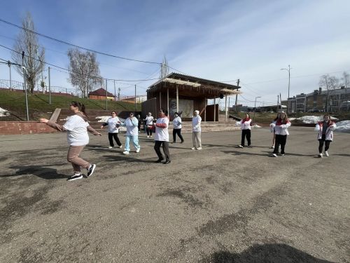 В Пестрецах активисты, школьники и врач прошли 10 000 шагов к здоровью