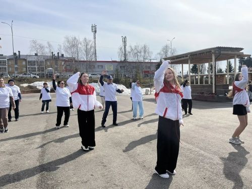 В Пестрецах активисты, школьники и врач прошли 10 000 шагов к здоровью
