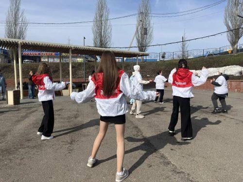 В Пестрецах активисты, школьники и врач прошли 10 000 шагов к здоровью