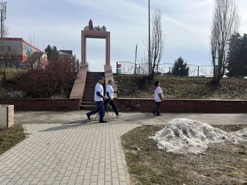 В Пестрецах активисты, школьники и врач прошли 10 000 шагов к здоровью