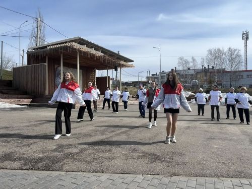 В Пестрецах активисты, школьники и врач прошли 10 000 шагов к здоровью