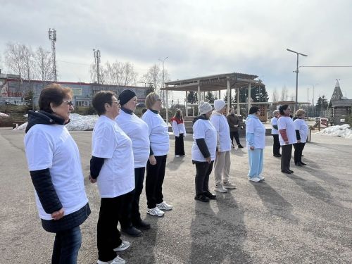 В Пестрецах активисты, школьники и врач прошли 10 000 шагов к здоровью