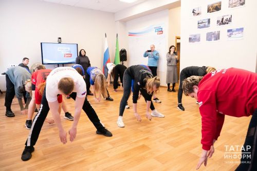 Невролог рассказал, как заниматься гимнастикой, работая в офисе
