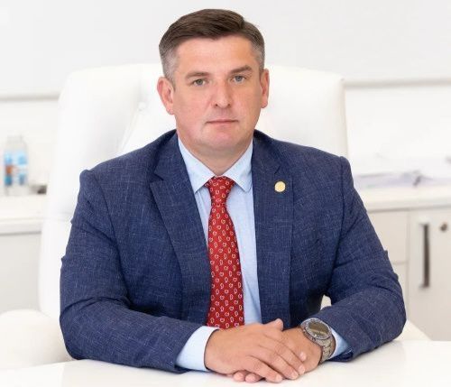 Руслан Халилов дарит родителям бойцов СВО подписку на районную газету