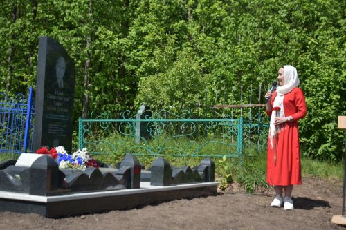 Установка памятника на могиле Айдара Хафизова
