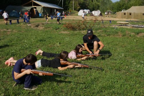 Живут в палатках у берега Меши