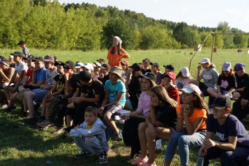 Живут в палатках у берега Меши