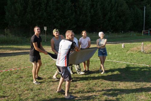 Живут в палатках у берега Меши
