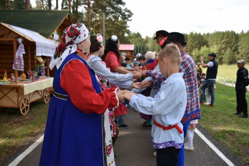 В сосновом бору Пестрецов водили хороводы, играли в народные игры