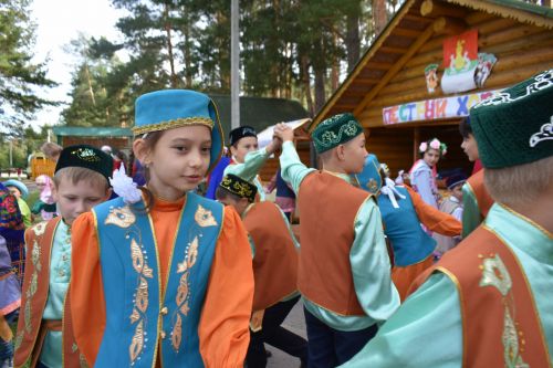 В сосновом бору Пестрецов водили хороводы, играли в народные игры