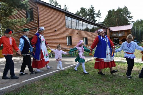 В сосновом бору Пестрецов водили хороводы, играли в народные игры