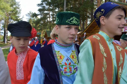 В сосновом бору Пестрецов водили хороводы, играли в народные игры