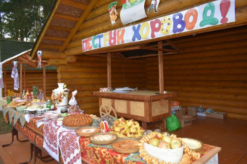 В сосновом бору Пестрецов водили хороводы, играли в народные игры