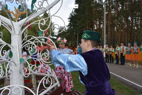 В сосновом бору Пестрецов водили хороводы, играли в народные игры