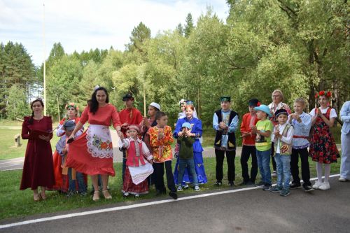 В сосновом бору Пестрецов водили хороводы, играли в народные игры