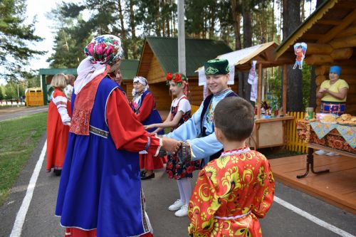 В сосновом бору Пестрецов водили хороводы, играли в народные игры
