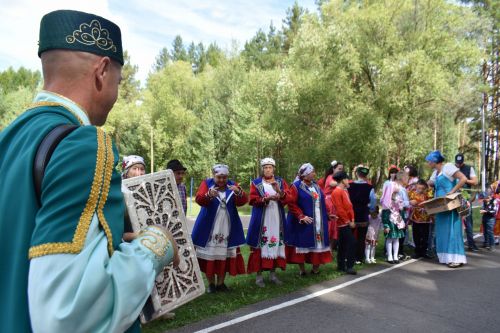 В сосновом бору Пестрецов водили хороводы, играли в народные игры