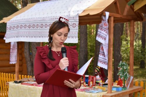 В сосновом бору Пестрецов водили хороводы, играли в народные игры
