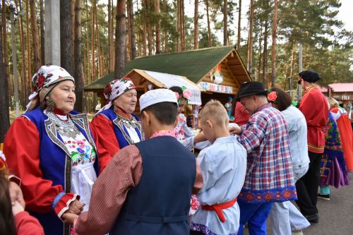 В сосновом бору Пестрецов водили хороводы, играли в народные игры
