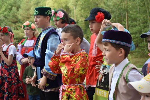 В сосновом бору Пестрецов водили хороводы, играли в народные игры