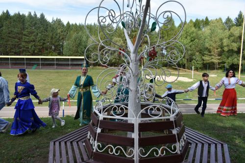 В сосновом бору Пестрецов водили хороводы, играли в народные игры