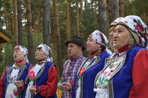 В сосновом бору Пестрецов водили хороводы, играли в народные игры