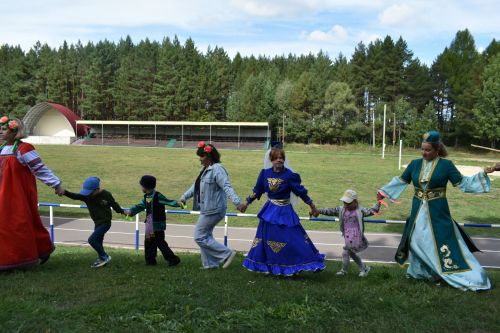 В сосновом бору Пестрецов водили хороводы, играли в народные игры